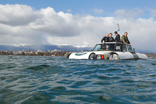 Amphibious Land Rover Discovery 