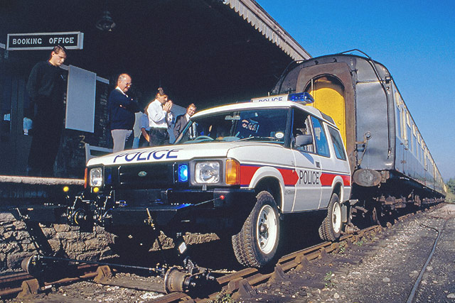 landrover discovery pulling train carriages